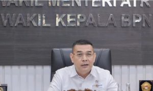 JAKARTA, KOMPAS.com - Wakil Menteri Agraria dan Tata Ruang/Wakil Kepala Badan Pertanahan Nasional (Wamen ATR/Waka BPN), Ossy Dermawan, menekankan pentingnya integrasi data hak atas tanah, tata ruang, serta nilai tanah guna menyelesaikan berbagai permasalahan tata ruang dan wilayah di Indonesia. Pernyataan tersebut disampaikan Ossy saat menjadi pembicara utama (keynote speaker) dalam Seminar Nasional Pertanahan yang diselenggarakan oleh Masyarakat Profesi Penilai Indonesia (MAPPI) secara daring, Kamis (8/10/2026). "Ketika kita memiliki satu peta tanah, kita mengetahui status haknya, pemanfaatannya, rencana tata ruangnya, infrastrukturnya, serta informasi nilai tanahnya secara sama. Dari One Map menjadi One Parcel, dan kemudian menjadi One Integrated Land Information Ecosystem," ujar Ossy. Menurut Ossy, integrasi basis data amat mendesak lantaran data hak, ruang, dan nilai tanah selama ini masih sering berjalan secara terpisah dalam sistem masing-masing, padahal ketiganya berada pada objek bidang tanah yang sama. Ia juga menyoroti peran strategis profesi penilai dalam menjelaskan perubahan nilai tanah akibat perkembangan infrastruktur, aksesibilitas, maupun aktivitas ekonomi kawasan. Data terpadu tersebut diyakini dapat membantu pembacaan dampak pembangunan secara lebih komprehensif. Seminar bernuansa penguatan sistem pertanahan ini juga dibuka oleh Direktur Pembinaan dan Pengawasan Profesi Keuangan Kementerian Keuangan RI, Erawati, serta diikuti ratusan peserta dari kementerian, lembaga, anggota MAPPI, dan perwakilan pemerintah daerah.